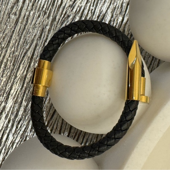 NWOT BREADED REAL LEATHER NAIL UNISEX - Picture 8 of 17